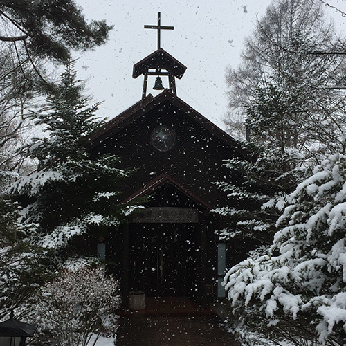 雪の日の礼拝堂外観