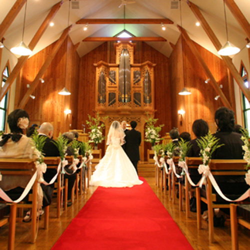 結婚式のために礼拝堂内に赤い絨毯が敷かれている様子